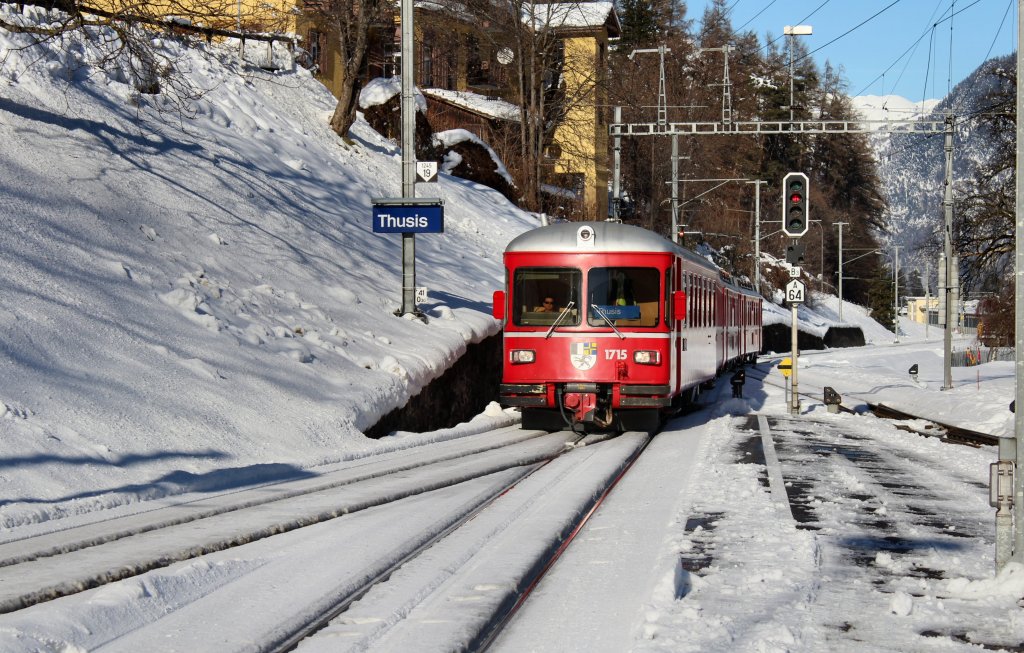 Gefhrt von Steuerwagen ABD4 1715 kam mir S2 1555 am 11.01.2012 bei der Einfahrt in Thusis vor die Kamera.