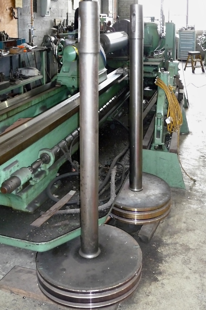 Gefhrte Tour durch die Werksttten in  Steamtown  Scranton, PA (4.6.09): Zwei groe Zylinderkolben der Dampflok #3713 der Boston & Maine,  The Constitution , neben einer Drehmaschine.