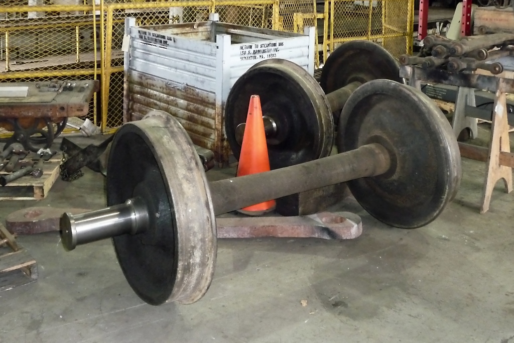 Gefhrte Tour durch die Werksttten in  Steamtown  Scranton, PA (4.6.09): Und neue Achsen zu den Achslagern 