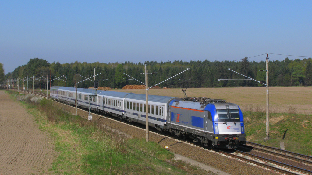 Gegen 10:42 rauschte dann 370 003 mit ihrem BWE nach Warschau an uns vorbei und funkelte uns in der Sonne zu. 20.04.2011