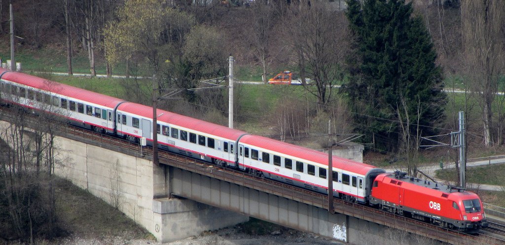 Gegen 11:30 Uhr kam am 4.4.2012 die 1116 122 mit dem OIC 865 von Innsbruck Hbf nach Wien Westbahnhof in Brixlegg vorbei. Hier passiert der Zug gerade die Innbr�cke. Der n�chste Halt ist W�rgl Hbf.