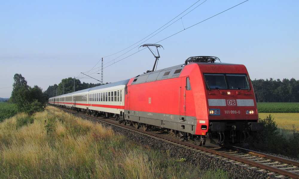 Gegen 7:08 Uhr kam dann auch der erste Fernverkerszug. Es war 101 099-0 mit dem IC 2072  Sylter Strand  von Dresden Hbf nach Westerland(Sylt). Grfendorf den 01.07.2011
