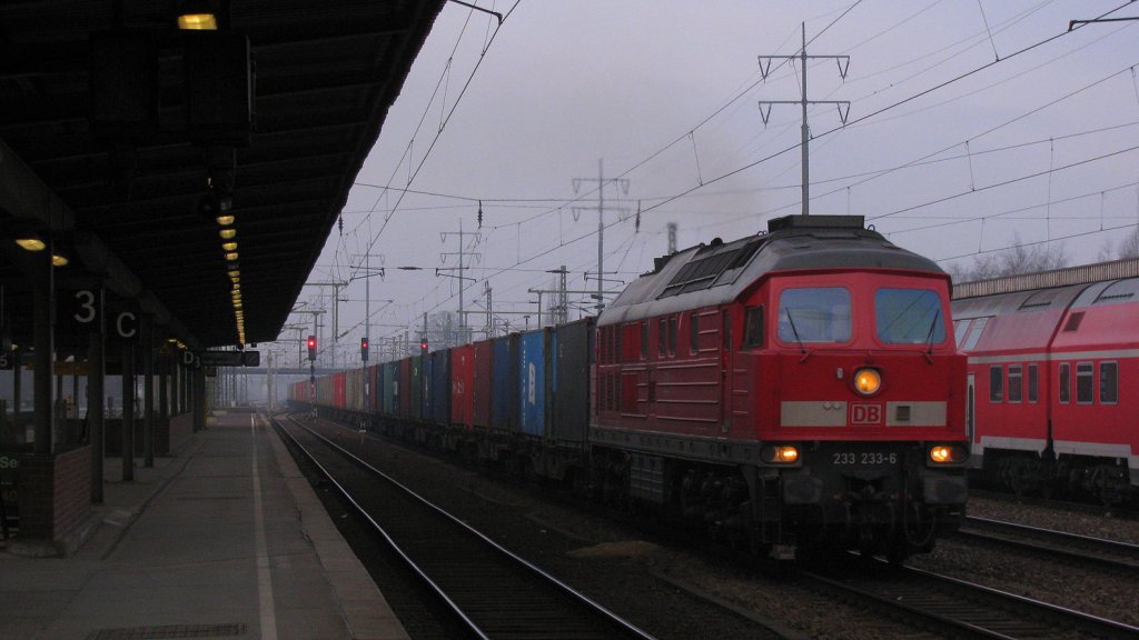 Gegen 7:09 durchquerte 233 233-6 mit einem Containerzug Richtung Grnauer Kreuz den Bahnhof von Berlin Schnefeld Flughafen. 05.03.2011
