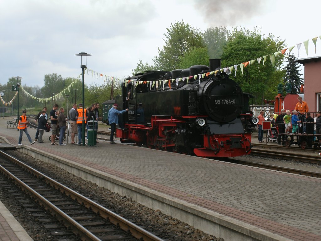 Gegen einen kleinen Geldbetrag bestand die M�glichkeit,beim Bahnhofsfest in Putbus, auf dem F�hrerstand von 99 1784 mitzufahren.Aufnahme am 12.Mai 2013.