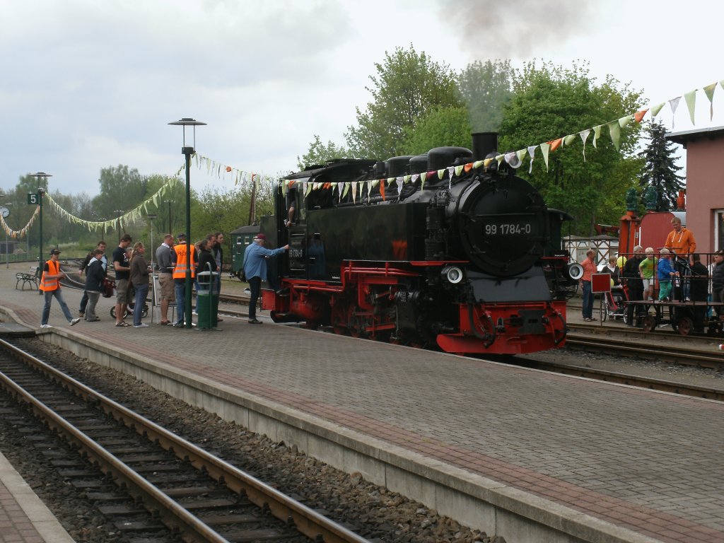 Gegen einen kleinen Geldbetrag bestand die Mglichkeit,beim Bahnhofsfest in Putbus, auf dem Fhrerstand von 99 1784 mitzufahren.Aufnahme am 12.Mai 2013.