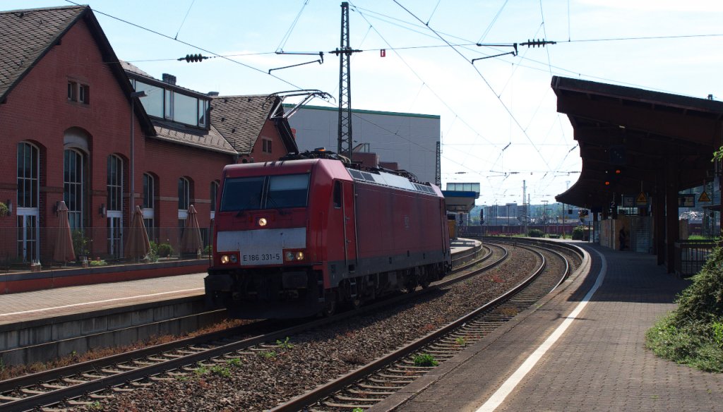 Gegen die grelle hochstehende Sonne durchfhrt E 186 331-5 den Bahnhof Vlklingen in Richtung Bous. Links ist das alte Bahnhofsgebude zu erkennen, welches ein Restaurant beherbergt.
Der neue Bahnhof ist im Innenbereich ausgestorben. Der verdreckte Warteraum ldt nicht zum Verweilen ein, der Serviceschalter ist geschlossen und die Gastronomie hat sich ebenfalls verabschiedet. Traurige Eisenbahnwelt aber die Straenlobby hat das Spiel schon seit Jahren fr sich entschieden.
19.06.2013 KBS 685 - Bahnstrecke 3230 Saarbrcken - Karthaus