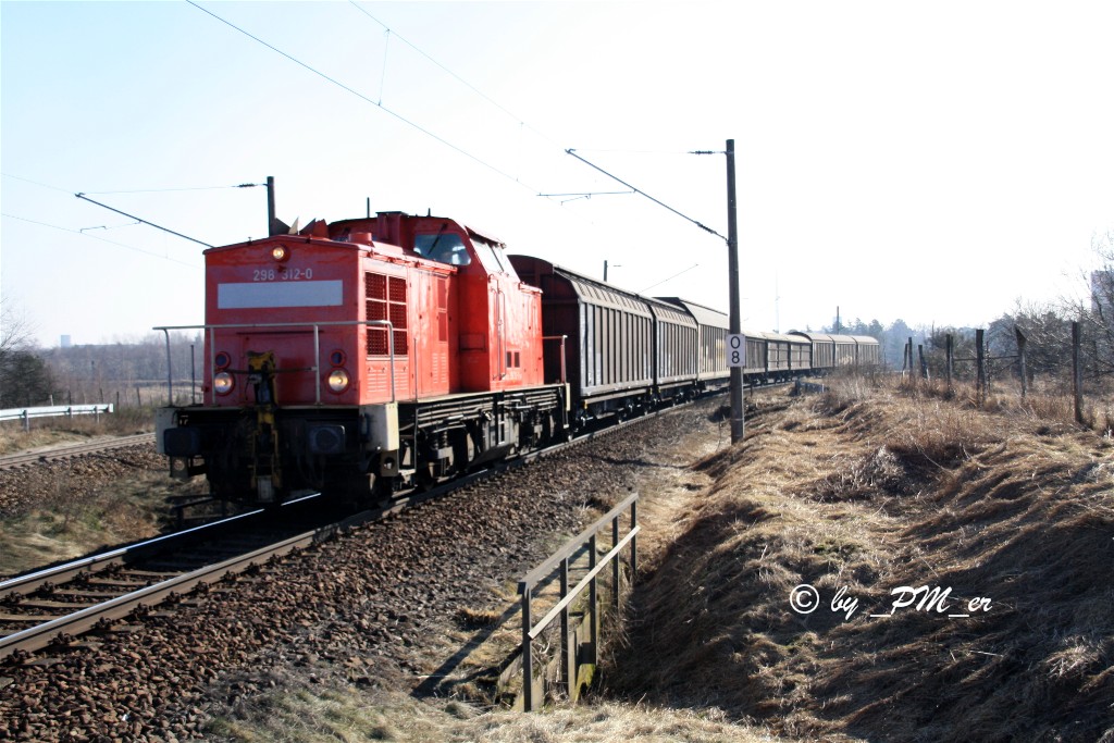 Gegen Mittag des 28.Februar 2011 kam 298 312-0 bei Genshagener Heide aus der Sonne