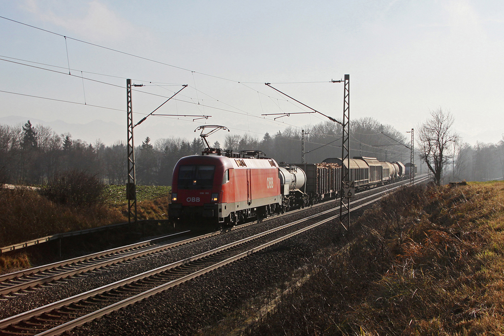 Gegenlichtaufnahme von 1116 120 mit einem gemischten Gterzug am 28.12.2011 bei Hilperting.