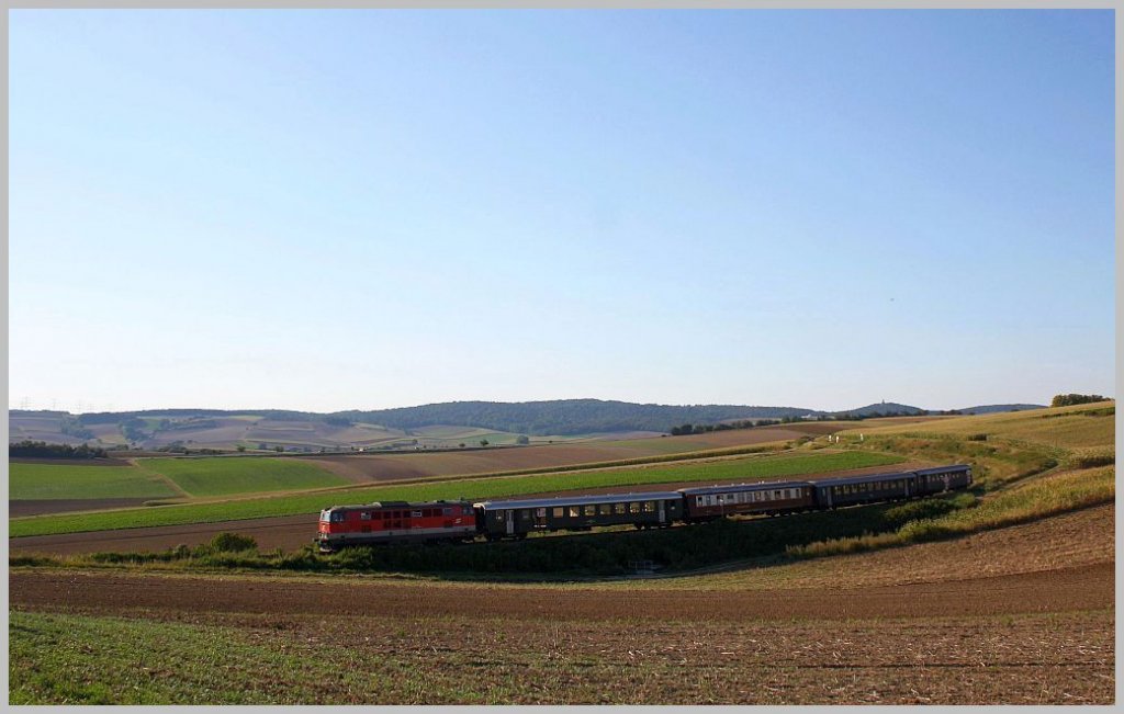 Gegenlichtaufnahme der 2143 038, die mit EZ 7399 von der Abendsonne geblendet den Mollmannsdorfer Berg bergab fhrt. 03.09.11