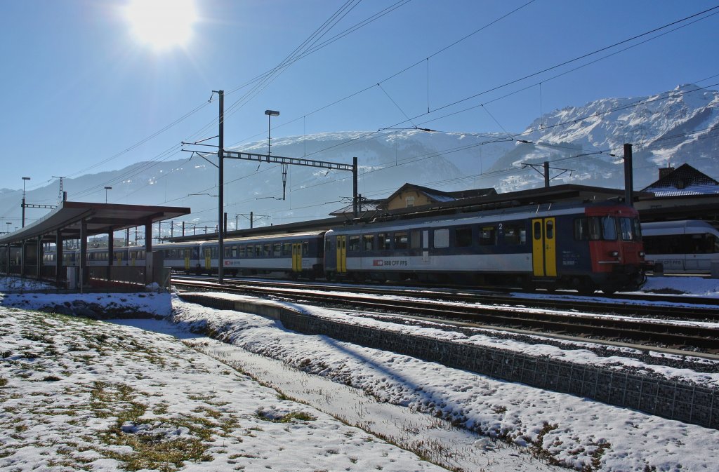 Gegenlichtaufnahme des Sarganser Dispopendels (dieser Dispopendel ist nur wegen dem WEF in Davos). RBe 540 039-5, 26.01.2013.
