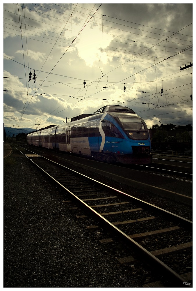 Gegenlichtaufnahme des Triebwagen 4024 120  welcher als REX 1710 von Villach nach Mrzzuschlag unterwegs war. 
Zeltweg 05.2010