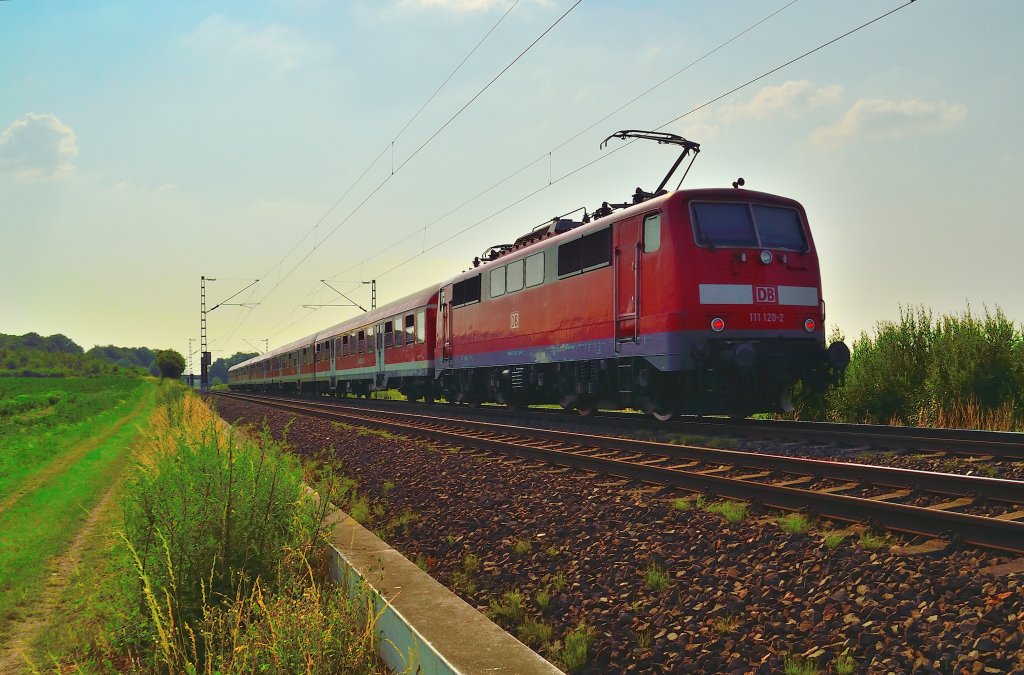 Gegenlichtaufnahme eines RE8 Verstrkerzuges nach Kaldenkirchen fahrend bei Gubberath auf der Kbs 465 von der 111 120-2 geschoben. 9.7.2013