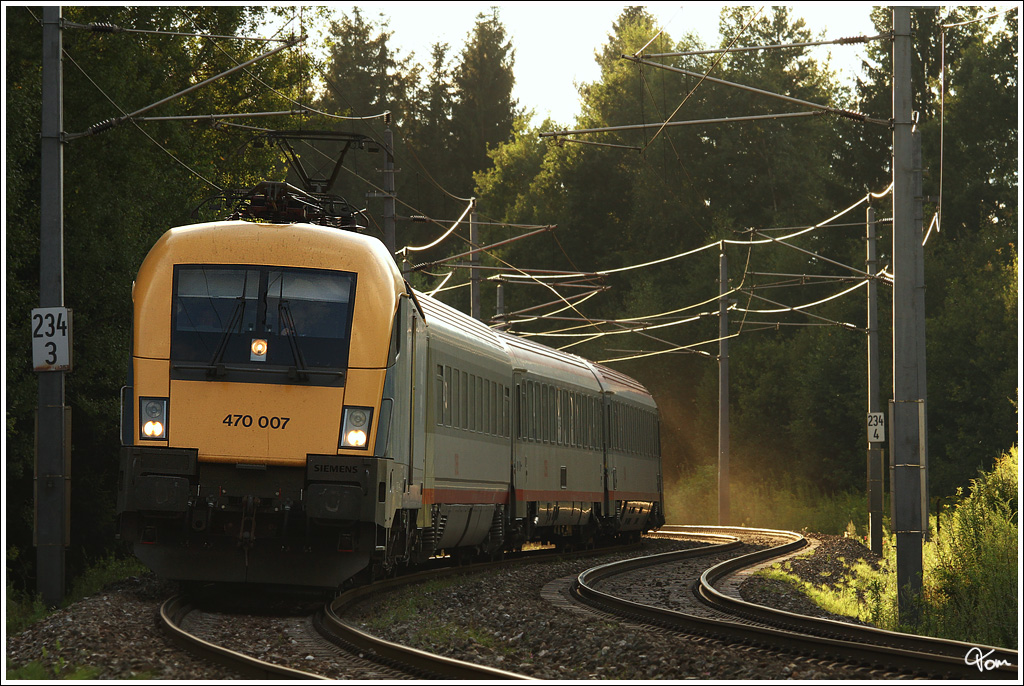 Gegenlichtaufnahme vom MAV Ochsen 470 007, welcher mit IC 530 von Villach nach Wien Meidling unterwegs war.
Zeltweg 8_2012