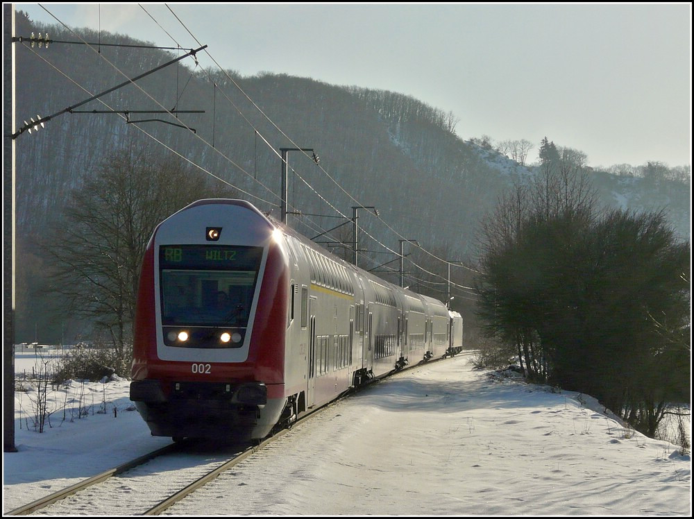 Gegenlichtaufnahme der RB 3211 Luxembourg-Wiltz am 02.01.2011 in Michelau. (Hans)