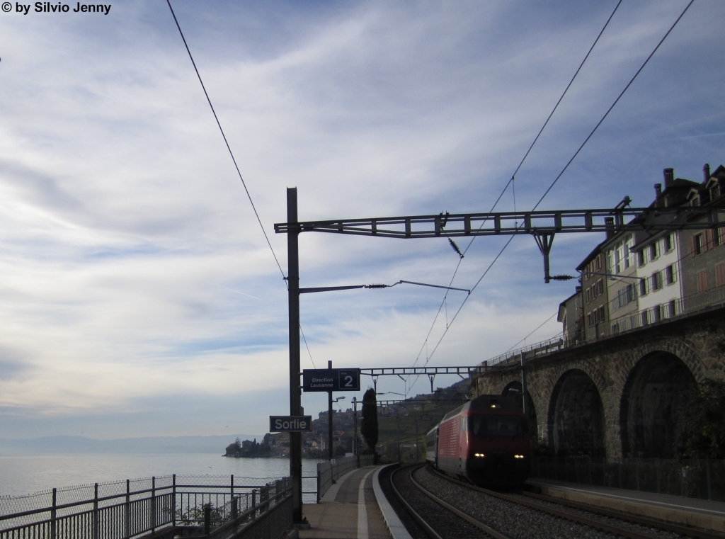 Gegenlichtaufnahme der Re 460 009-4 ''Le jet d'eau'' am 17.10.2012 in St.Saphorin als IR 1735 nach Brig