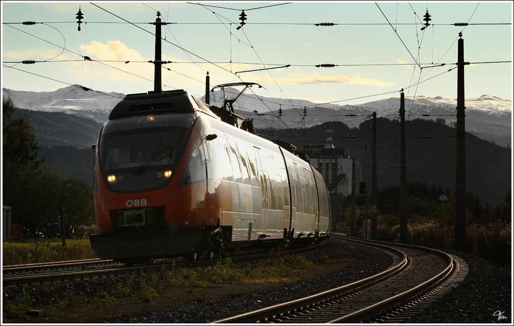 Gegenlichtaufnahme vom Talent 4024 037, welcher als R 4218 von Unzmarkt nach Graz f�hrt.
Zeltweg 8.10.2011