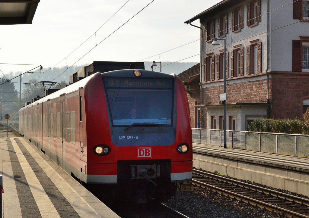 Gegenlichtaufnahme....12 Uhr 33 in Neckargerach, Durchfahrt des 425 656-6 als RE1 nach Mannheim. Sonntag 18.11.2012