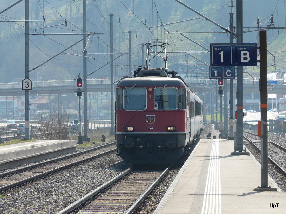 Gegenlichtaufname .. SBB - Re 4/4  11147 mit Schnellzug von Chur nach St.Gallen unterwegs bei Rheineck am 26.03.2012