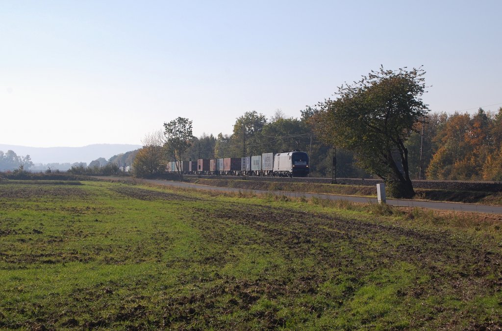 Gegen/Seitenlichtaufnahme dieses Containerzuges, bespannt mit einem MRCE Taurus am 22.10.2011 kurz vor Elze