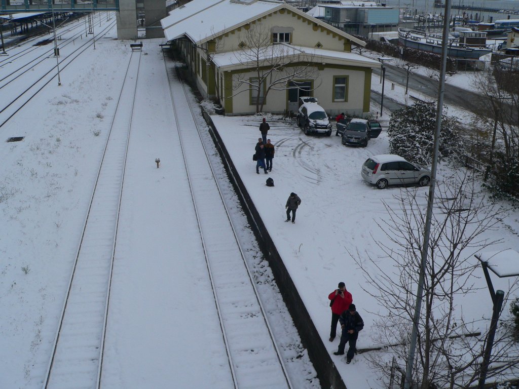 Gegenseitiges Fotografieren in Konstanz - Organisator Olli (in rot) hatte glcklicherweise auf auffallende Kleidung geachtet. Die anderen beobachten angestrengt Schienen und Signale, um ja nichts zu verpassen :-) 8.12.2012