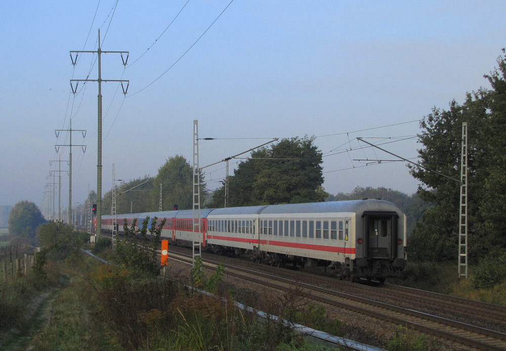 Gegenzug vom EC 173 war dann der hier zu sehende IC 2070 von Dresden Hbf nach Berlin Gesundbrunnen. Diedersdorf den 11.10.2010