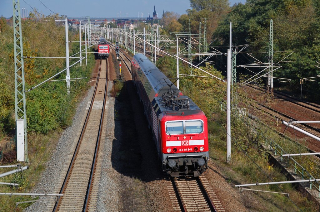 Geglckte Doppelausfahrt. Whrend 143 948 ihre RB nach Leipzig zieht, fhrt die linke 143 mit ihrer RB nach Halle(S). Fotografiert am 17.10.10 in Holzweiig.