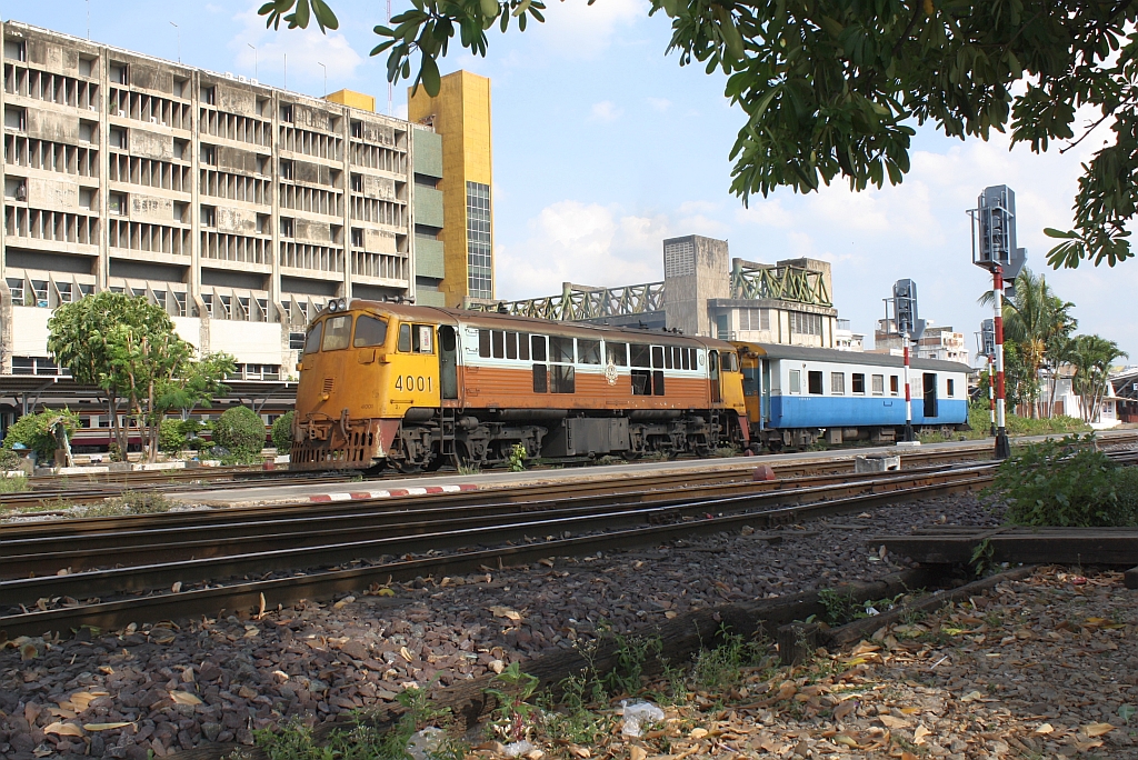 GEK 4001 (Co'Co', de, General Electric, Bj.1963, Fab.Nr. 34850) am 14.Mai 2012 als Verschubreserve im Bf. Hua Lamphong.

