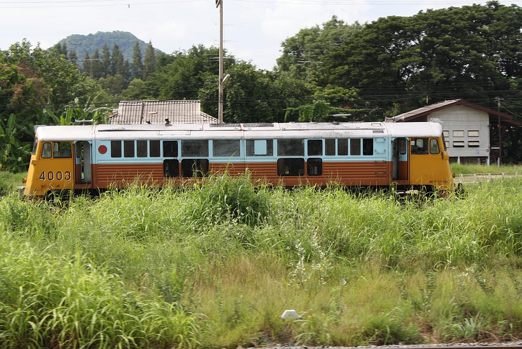 GEK 4003 (Co'Co', de, General Electric, Bj.1963, Fab.Nr. 34852) am 23.August 2010 abgestellt am äussersten Ende des Depot Kaeng Khoi.