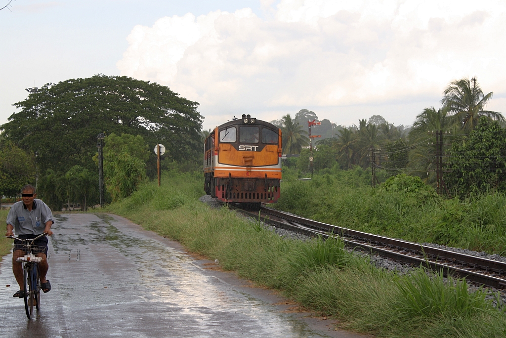 GEK 4007 (Co'Co', de, General Electric, Bj.1963, Fab.Nr. 34856) am 16.Mai 2013 als Lokzug von Ban Thung Pho Junction nach Surat Thani beim Einfahrvorsignal von Surat Thani.