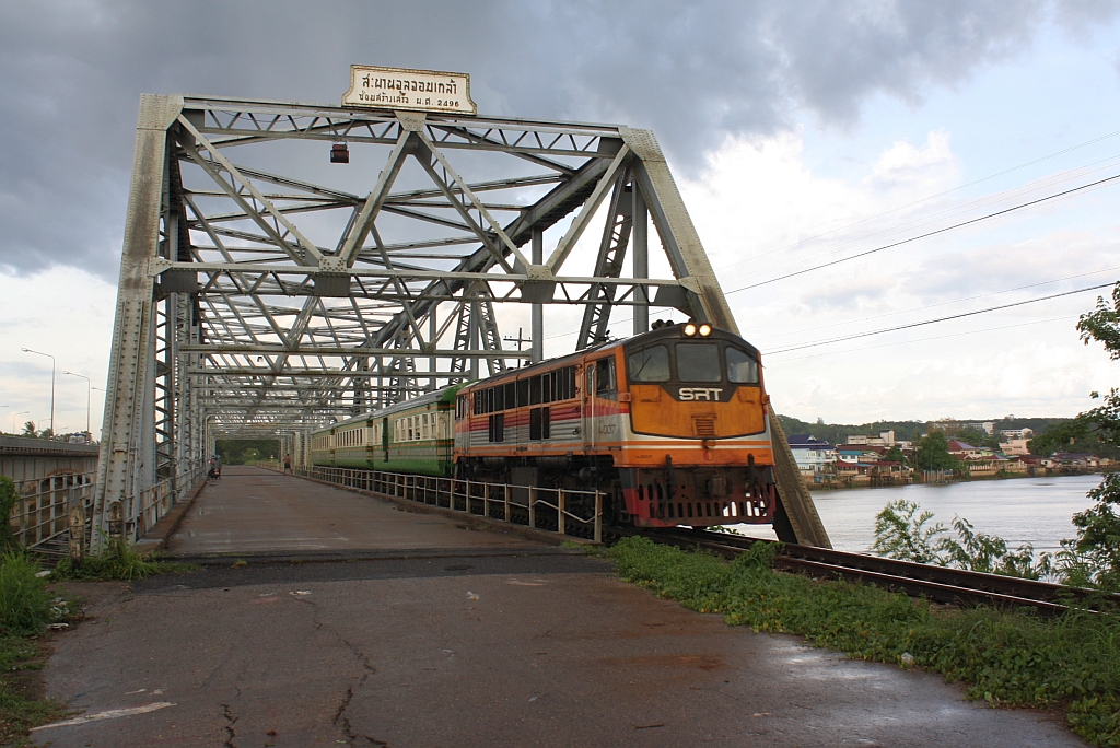 GEK 4007 (Co'Co', de, General Electric, Bj.1963, Fab.Nr. 34856) am 16.Mai 2013 mit dem ORD 489 nach Khiri Ratthanikhom auf der 1953 errichtete Chulachomklao Bridge ber den Tapi River.

