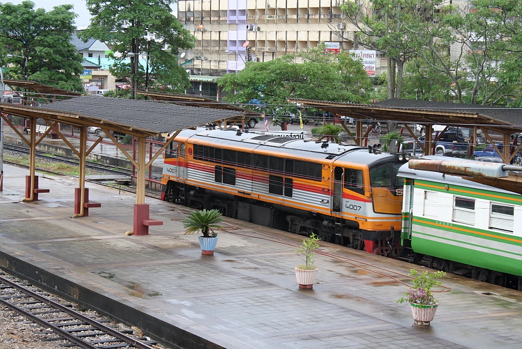 GEK 4007 (Co'Co', de, General Electric, Bj.1963, Fab.Nr. 34856) hat bereits Mittags den ORD 489 nach Khiri Ratthanikhom (Abf. 16:55) im Bf. Surat Thani bespannt. Bild vom 17.Mai 2013.