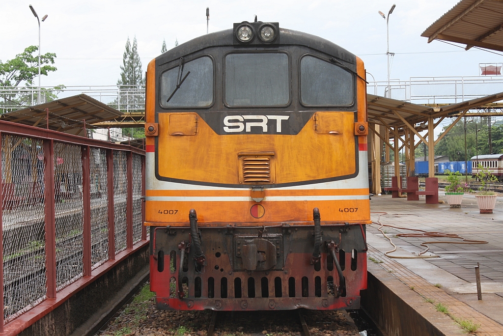 GEK 4007 (Co'Co', de, General Electric, Bj.1963, Fab.Nr. 34856) am 17.Mai 2013 im Bf. Surat Thani.