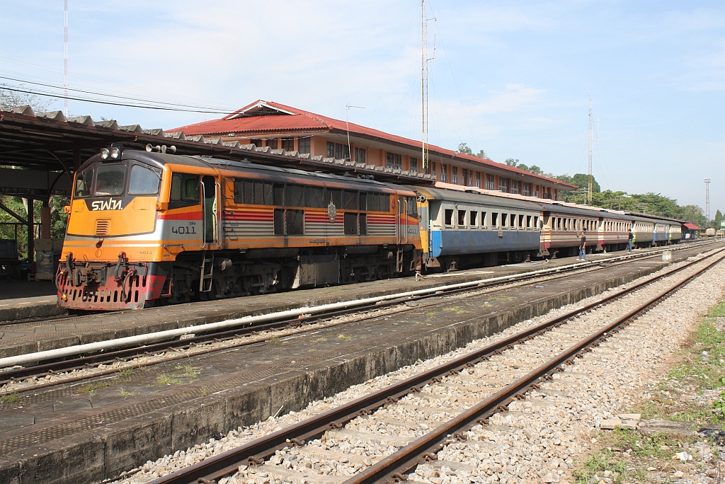 GEK 4011 (Co'Co', de, General Electric, Bj.1963, Fab.Nr. 34770) am 07.Jnner 2013 mit dem ORD 447 von Surat Thani nach Sungai Kolok im Bf. Thung Song Junction.