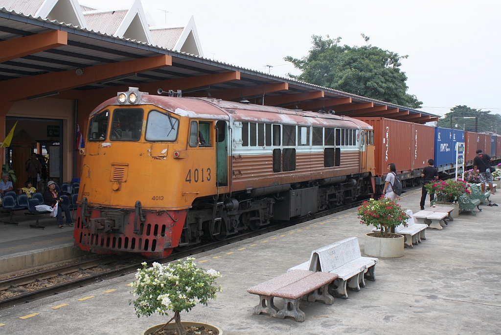 GEK 4013 (Co'Co', de, General Electric, Bj.1963, Fab.Nr. 34862) f�hrt am 06.Dezember 2010 mit einem Containerzug durch den Bf. Nakhon Pathom.