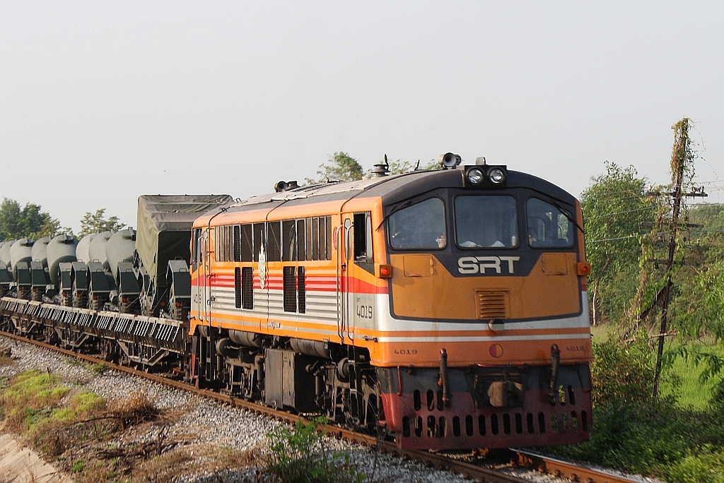 GEK 4016 (Co'Co', de, General Electric, Bj.1963, Fab.Nr. 34868) fhrt am 17.Mrz 2012 mit einem Militrzug nach Norden, aufgenommen kurz vor dem Bf. Tha Rua.