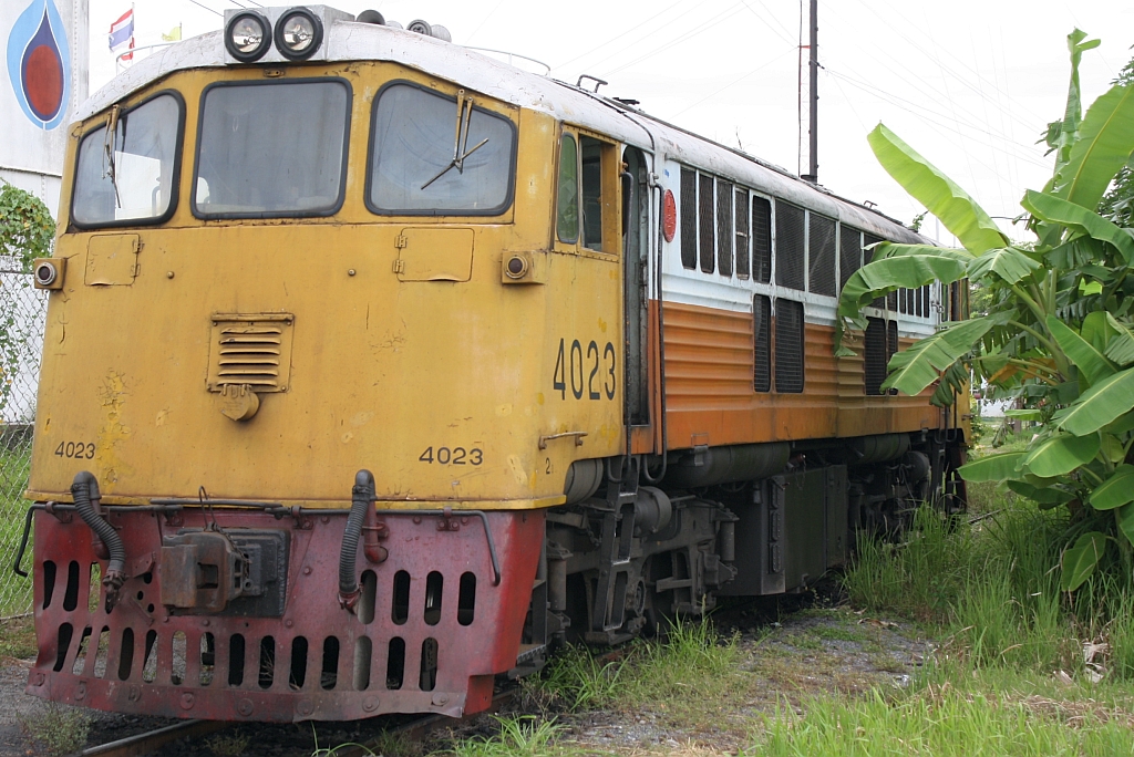 GEK 4023 (Co'Co', de, General Electric, Bj.1963, Fab.Nr. 34872) wartet am 13.Juni 2011 neben dem Treibstofflager im Bf. Nakhon Ratchasima auf Ihren nchsten Einsatz.