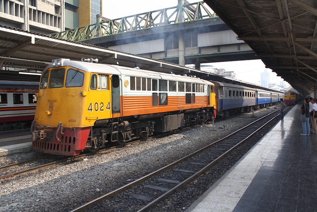 GEK 4024 (Co'Co', de, General Electric, Bj.1963, Fab.Nr. 34873) als Verschubreseve am 14.Mrz 2011 im Bf. Hua Lamphong.

