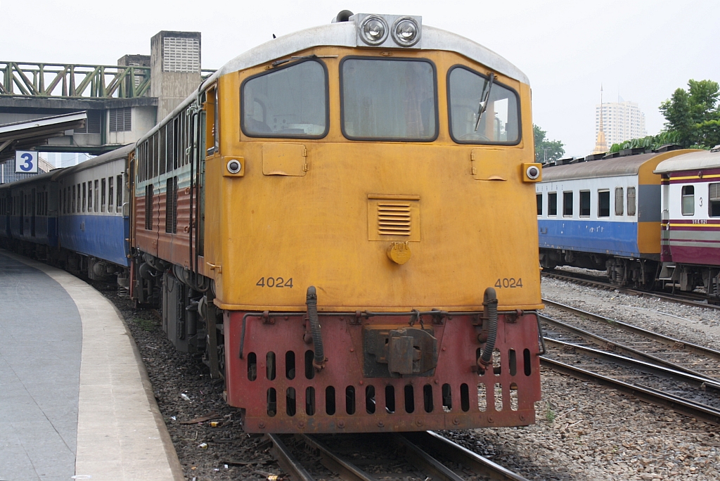 GEK 4024 (Co'Co', de, General Electric, Bj.1963, Fab.Nr. 34873) am 16.M�rz 2011 als Verschubreserve im Bf. Hua Lamphong.
