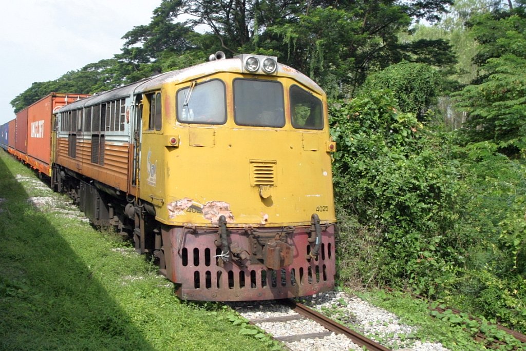 GEK 4025 (Co'Co', de, General Electric, Bj.1963, Fab.Nr. 34874) mit Containerzug im Bf. Nong Kop am  02.Nov.2005.