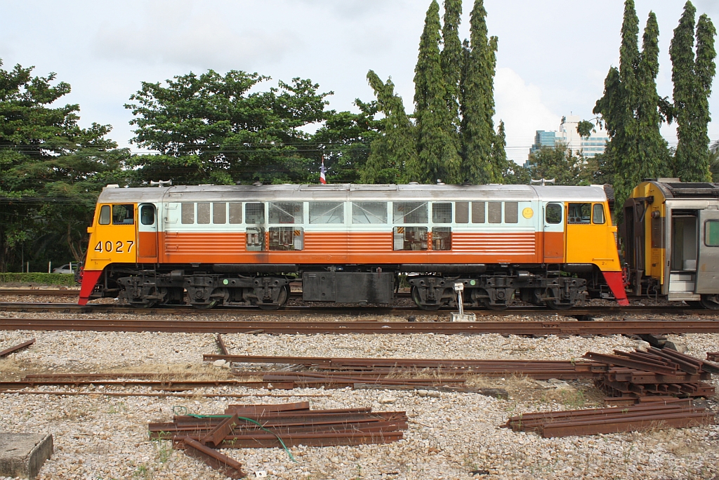 GEK 4027 (Co'Co', de, General Electric, Bj.1963, Fab.Nr. 34876) schiebt am 28.Oktober 2010 im Bf. Hat Yai Junction Schlafwagen zum betanken.

