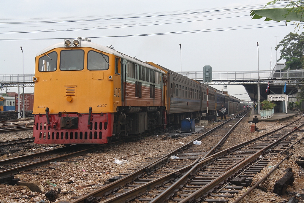 GEK 4027 (Co'Co', de, General Electric, Bj.1963, Fab.Nr. 34876) am 29.Oktober 2010 beim Verschub im Bf. Hat Yai Junction.