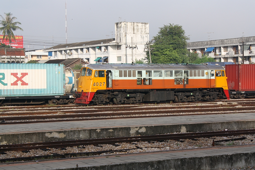 GEK 4027 (Co'Co', de, General Electric, Bj.1963, Fab.Nr. 34876) am 28.Oktober 2010 als Verschubreserve im nrdlichem Bereich Bf. Hat Yai Junction. 

