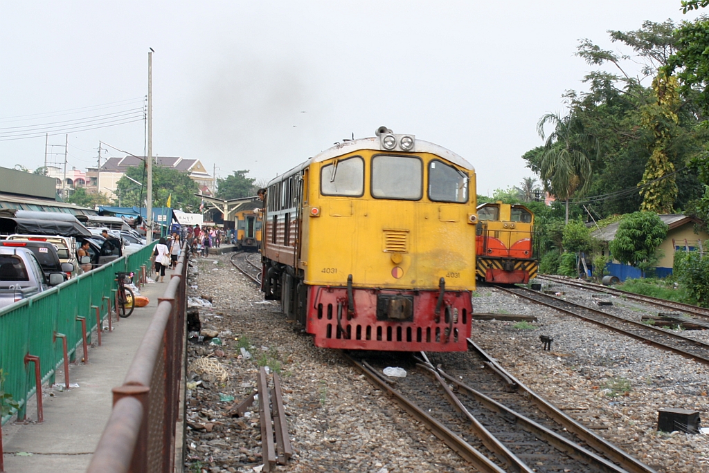 GEK 4031 (Co'Co', de, General Electric, Bj.1963, Fab.Nr. 34880) hat am 13.M�rz 2001 den ORD 352 aus Ratchaburi nach Thon Buri gebracht, und macht sich nun auf den Weg ins Depot.