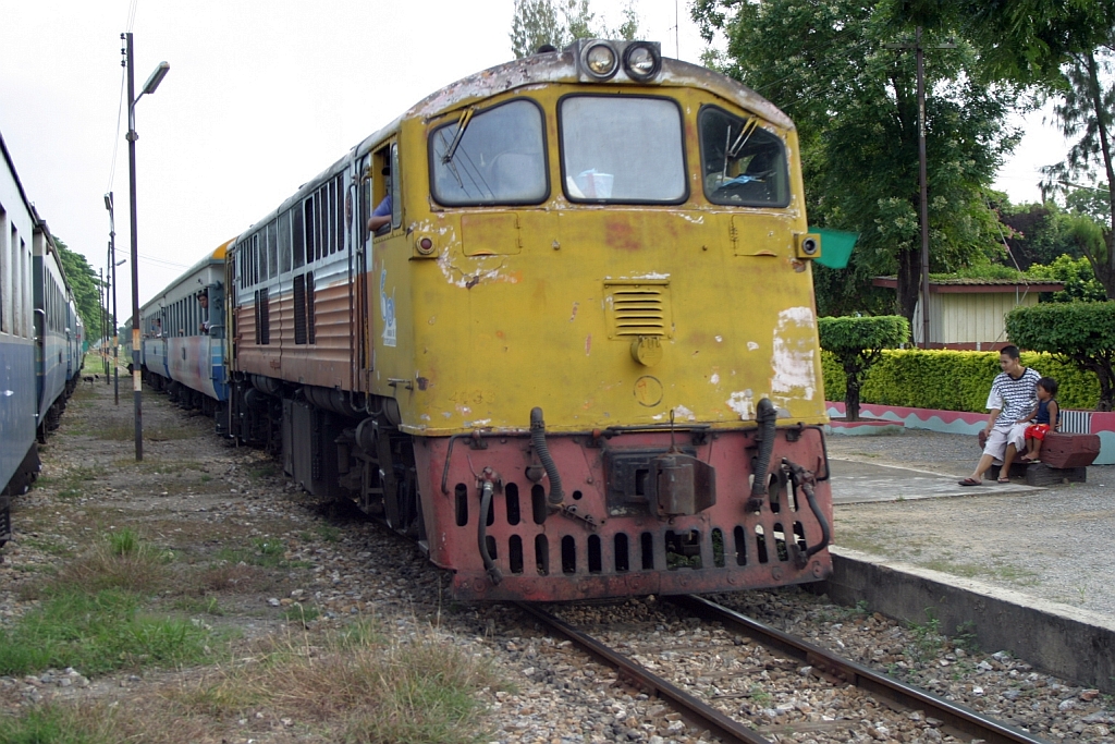 GEK 4033 (Co'Co', de, General Electric, Bj.1963, Fab.Nr. 34882) fhrt am 02.November 2005 mit dem ORD 259 nach Nam Tok im Bf. Tha Rua Noi ein.