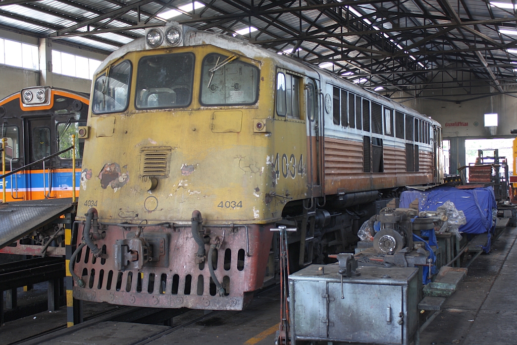 GEK 4034 (Co'Co', de, General Electric, Bj.1963, Fab.Nr. 34883) am 26.Oktober 2011 im Depot Uttaradit.

