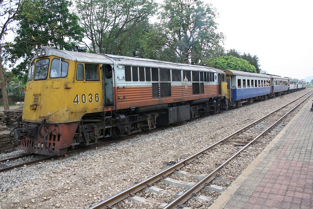 GEK 4036 (Co'Co', de, General Electric, Bj.1963, Fab.Nr. 34885) mit dem ORD 486 am 11.Mrz 2012 im Bf. Wang Yen.

