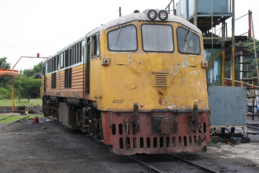 GEK 4037 (Co'Co', de, General Electric, Bj.1963, Fab.Nr. 34886) am 25.Oktober 2011 im Depot Nakhon Lampang.