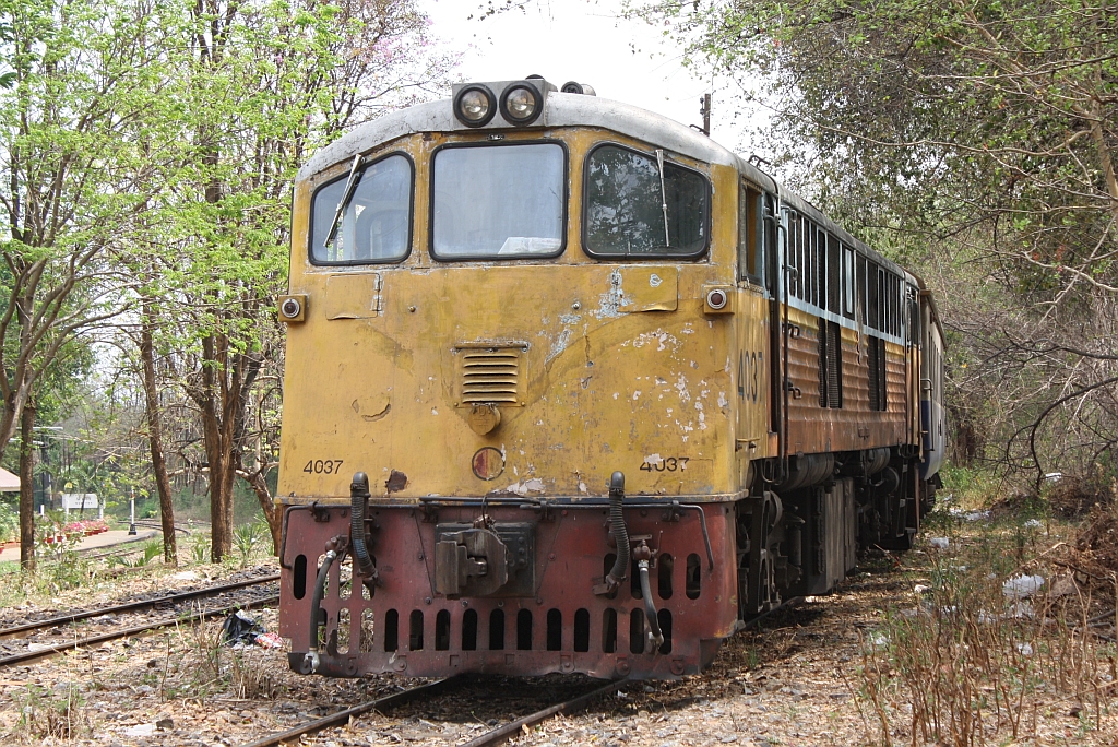 GEK 4037 (Co'Co', de, General Electric, Bj.1963, Fab.Nr. 34886) w�hrend der Wendepause vom ORD 485 auf ORD 486 am 11.M�rz 2012 in der Abstellgruppe des Bf. Nam Tok.