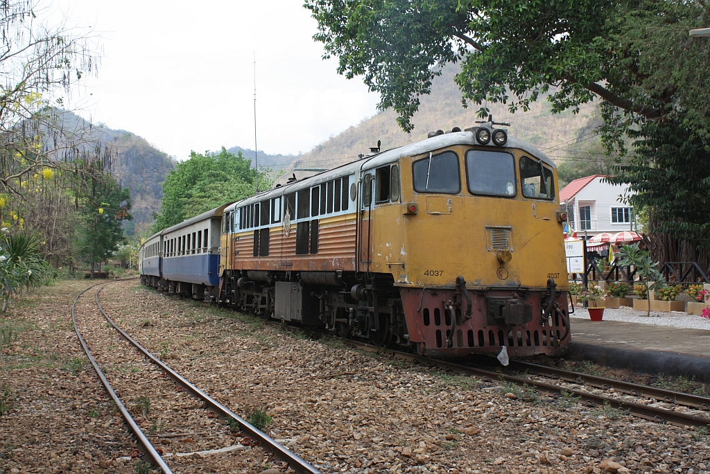 GEK 4037 (Co'Co', de, General Electric, Bj.1963, Fab.Nr. 34886) am 11.Mrz 2012 mit dem ORD 486 nach Nong Pladuk Junction im Bf. Nam Tok.

