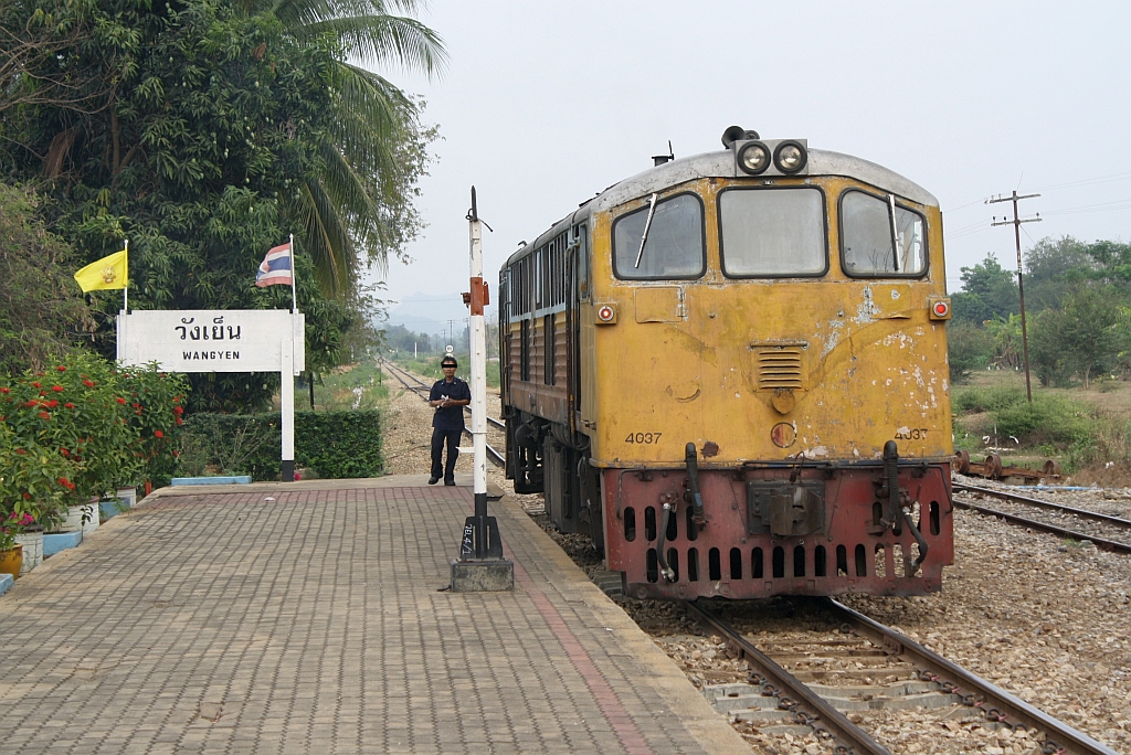 GEK 4037 (Co'Co', de, General Electric, Bj.1963, Fab.Nr. 34886) am 11.Mrz 2012  im Bf. Wang Yen.